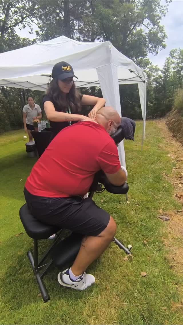 Masaje en silla bajo la carpa del torneo