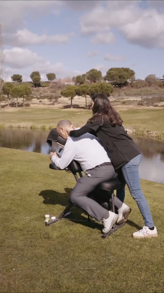 Masaje en el campo junto al lago