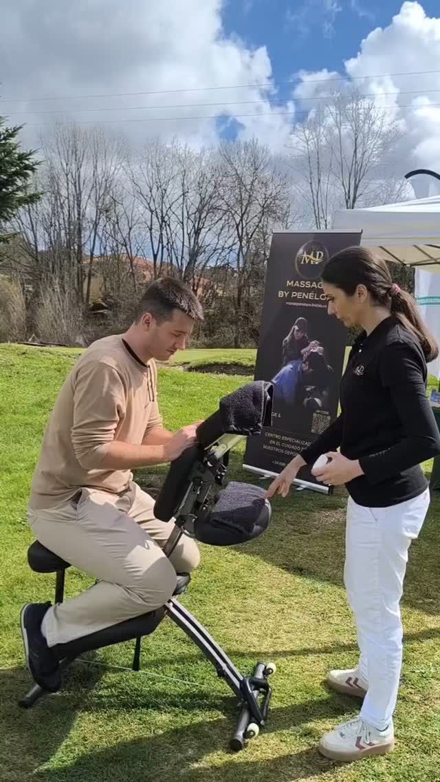 Estiramiento asistido junto a la banderola de Massage by Penélope